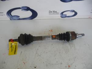 Gebruikte Aandrijfas links-voor Peugeot 206 CC (2D) 1.6 16V Prijs € 55,00 Margeregeling aangeboden door De Vos Onderdelen