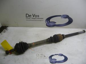 Gebruikte Aandrijfas rechts-voor Peugeot 406 (8B) 1.8 16V Prijs € 55,00 Margeregeling aangeboden door De Vos Onderdelen