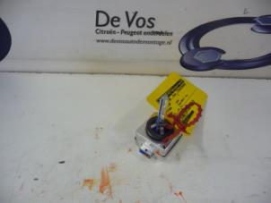 Gebruikte Xenon Lamp Citroen DS3 Prijs € 80,00 Margeregeling aangeboden door De Vos Onderdelen