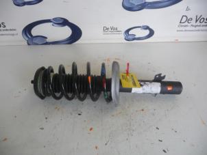 Gebruikte Mac Phersonpoot links-voor Peugeot 207 Prijs € 55,00 Margeregeling aangeboden door De Vos Onderdelen