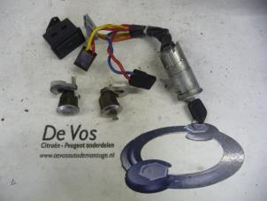 Gebruikte Set Cilindersloten (compleet) Peugeot 306 (7A/C/S) 1.6i XR,XT,ST Prijs € 55,00 Margeregeling aangeboden door De Vos Autodemontagebedrijf