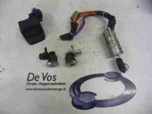 Gebruikte Set Cilindersloten (compleet) Peugeot 306 (7A/C/S) 2.0 XSi,ST Prijs € 55,00 Margeregeling aangeboden door De Vos Autodemontagebedrijf