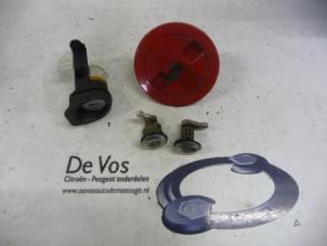 Gebruikte Set Cilindersloten (compleet) Peugeot 106 I 1.0i Prijs € 55,00 Margeregeling aangeboden door De Vos Autodemontagebedrijf