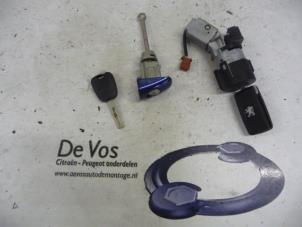 Gebruikte Cilinderslotenset (compleet) Peugeot 207 Prijs € 80,00 Margeregeling aangeboden door De Vos Autodemontagebedrijf