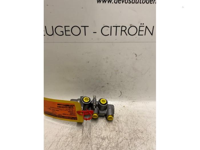 Gebruikte Hoofdremcilinder Citroen C-Crosser 2.4 16V Prijs € 90,00 Margeregeling aangeboden door De Vos Onderdelen