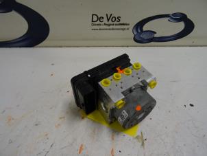Gebruikte ABS Pomp Peugeot 208 I (CA/CC/CK/CL) 1.6 Blue HDi 100 Prijs € 160,00 Margeregeling aangeboden door De Vos Onderdelen