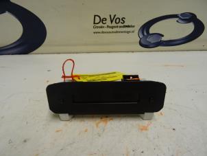 Gebruikte Display Interieur Peugeot 206 (2A/C/H/J/S) 1.4 HDi Prijs € 45,00 Margeregeling aangeboden door De Vos Onderdelen