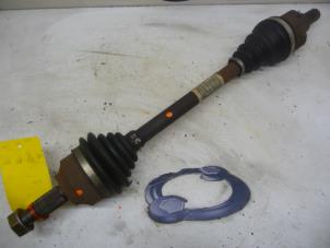 Gebruikte Aandrijfas links-voor Peugeot 807 2.0 HDi 16V Prijs € 90,00 Margeregeling aangeboden door De Vos Onderdelen