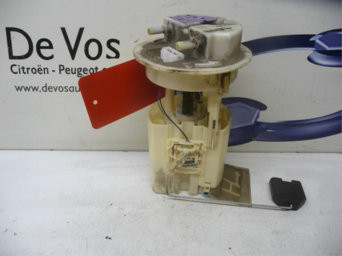Gebruikte Tank element Pomp Peugeot 406 Coupé (8C) 2.0 16V Prijs € 45,00 Margeregeling aangeboden door De Vos Onderdelen