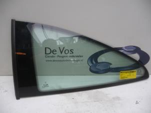Gebruikte Ruit 2Deurs links-achter Peugeot 406 Coupé (8C) 2.0 16V Prijs € 45,00 Margeregeling aangeboden door De Vos Autodemontagebedrijf