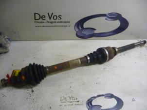 Gebruikte Aandrijfas rechts-voor Peugeot 207 Prijs € 70,00 Margeregeling aangeboden door De Vos Onderdelen
