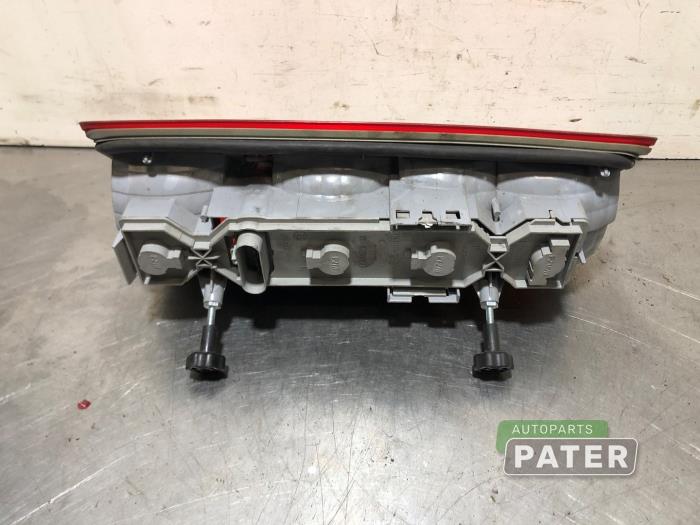 Achterlicht rechts van een Ford Transit Connect 1.8 TDCi SWB 2004