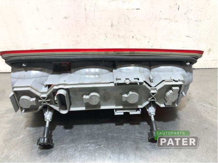 Achterlicht rechts van een Ford Transit Connect 1.8 TDCi SWB 2004