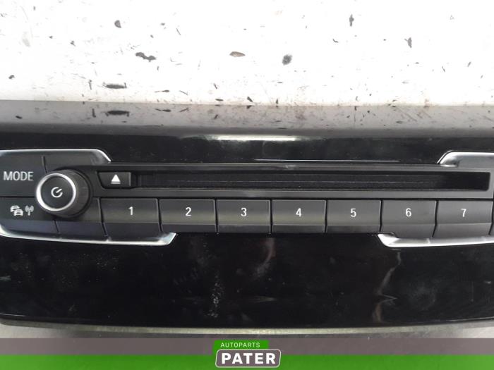 Radiobedienings paneel van een BMW 2 serie Active Tourer (F45) 225xe iPerformance 1.5 TwinPower Turbo 12V 2016