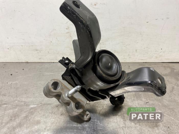 Motorsteun van een Toyota Auris (E18) 1.8 16V Hybrid 2013