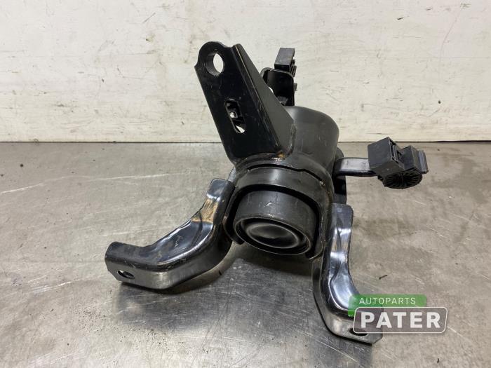 Motorsteun van een Toyota Auris (E18) 1.8 16V Hybrid 2013