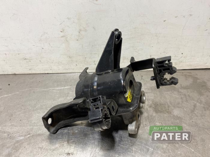 Motorsteun van een Toyota Auris (E18) 1.8 16V Hybrid 2013