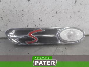 Gebruikte Pinker rechts Mini Mini Cooper S (R53) 1.6 16V Prijs € 31,50 Margeregeling aangeboden door Autoparts Pater