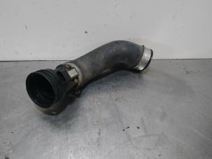 Gebruikte Intercooler Buis Volkswagen Transporter/Caravelle T5 2.5 TDi Prijs € 15,89 Inclusief btw aangeboden door Autoparts Pater