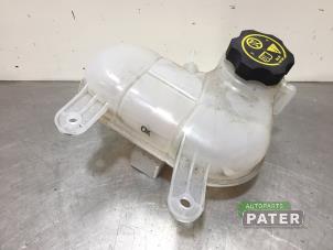 Gebruikte Koelvloeistof Reservoir Opel Karl 1.0 12V Prijs € 36,75 Margeregeling aangeboden door Autoparts Pater