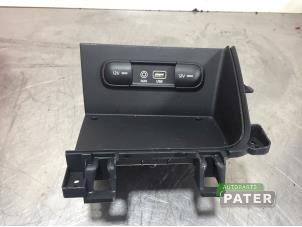 Gebruikte AUX/USB aansluiting Kia Niro I (DE) 1.6 GDI Hybrid Prijs € 31,50 Margeregeling aangeboden door Autoparts Pater