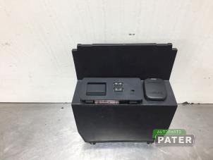 Gebruikte AUX/USB aansluiting Mazda 6 (GJ/GH/GL) 2.2 SkyActiv-D 150 16V Prijs € 21,00 Margeregeling aangeboden door Autoparts Pater