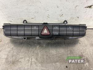 Gebruikte Alarmlicht Schakelaar Volkswagen Crafter 2.5 TDI 30/35/50 Prijs € 31,76 Inclusief btw aangeboden door Autoparts Pater