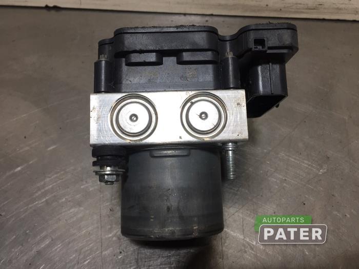 ABS Pomp van een Volkswagen Polo V (6R) 1.4 TDI DPF BlueMotion technology 2015