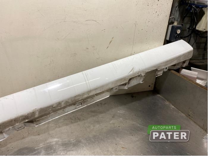 Sideskirt links van een Mercedes-Benz A Limousine (177.1) 1.3 A-180 Turbo 2019