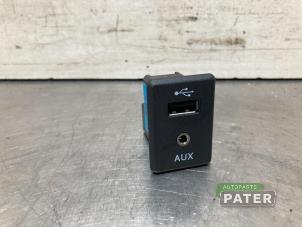 Gebruikte AUX/USB aansluiting Nissan Micra (K14) 0.9 IG-T 12V Prijs € 21,00 Margeregeling aangeboden door Autoparts Pater