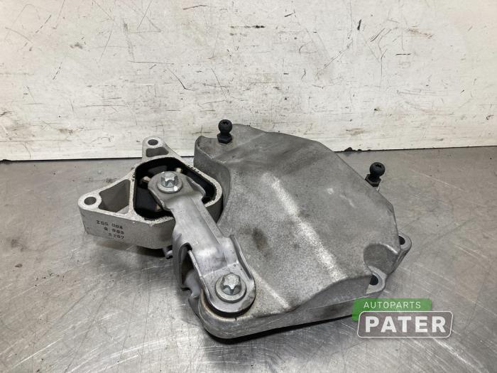 Motorsteun van een Mercedes-Benz A (W176) 1.6 A-200 16V 2013