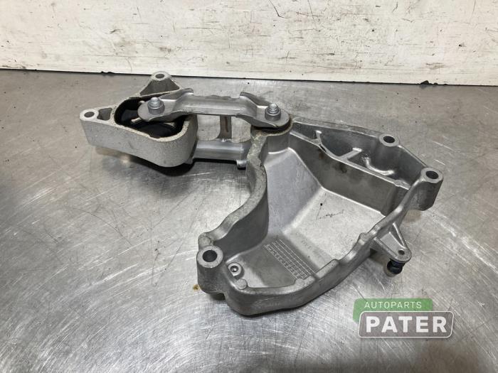 Motorsteun van een Mercedes-Benz A (W176) 1.6 A-200 16V 2013