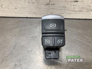 Gebruikte Schakelaar handrem Renault Megane IV Estate (RFBK) 1.3 TCE 160 16V Prijs € 21,00 Margeregeling aangeboden door Autoparts Pater