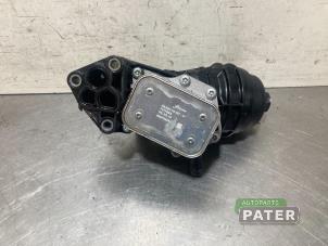 Gebruikte Oliefilterhuis Mercedes A (W176) 1.6 A-180 16V Prijs € 42,00 Margeregeling aangeboden door Autoparts Pater