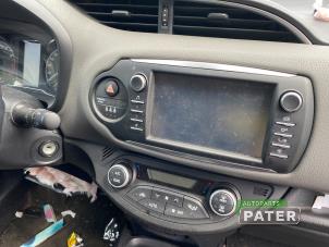 Gebruikte Radio Toyota Yaris III (P13) 1.5 16V Dual VVT-iE Prijs € 210,00 Margeregeling aangeboden door Autoparts Pater