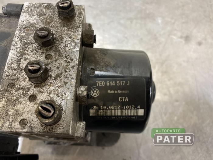 ABS Pomp van een Volkswagen Transporter/Caravelle T5 2.0 TDI DRF 2015