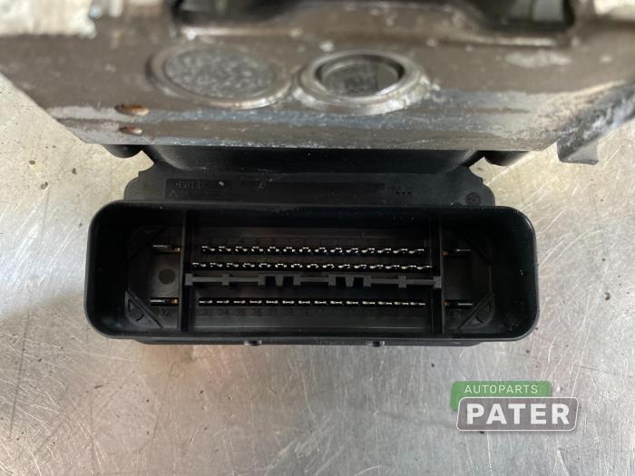 ABS Pomp van een Volkswagen Transporter/Caravelle T5 2.0 TDI DRF 2015