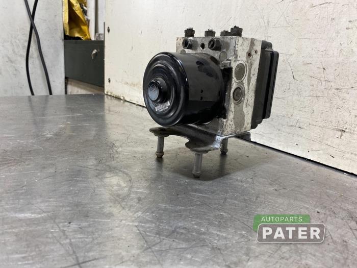 ABS Pomp van een Volkswagen Transporter/Caravelle T5 2.0 TDI DRF 2015