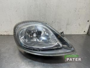 Gebruikte Koplamp rechts Opel Vivaro 2.5 DTI 16V Prijs € 31,76 Inclusief btw aangeboden door Autoparts Pater