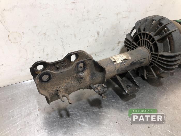 Schokdemperpoot rechts-voor van een Mercedes-Benz Vito (447.6) 1.6 109 CDI 16V 2018