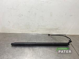 Gebruikte Kofferdekseldemper rechts-achter Volvo V90 II (PW) 2.0 T4 16V Prijs € 131,25 Margeregeling aangeboden door Autoparts Pater