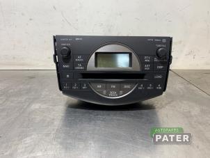 Gebruikte Radio CD Speler Toyota RAV4 (A3) 2.0 16V VVT-i 4x4 Prijs € 131,25 Margeregeling aangeboden door Autoparts Pater