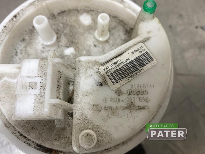 Benzinepomp van een Fiat Punto III (199) 0.9 TwinAir Turbo 100 2018