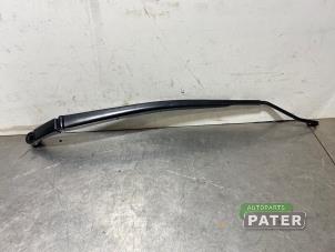 Gebruikte Ruitenwisserarm voor Toyota Yaris IV (P21/PA1/PH1) 1.5 12V VVT-i Prijs € 15,75 Margeregeling aangeboden door Autoparts Pater