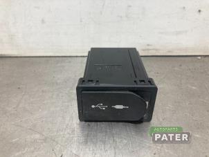 Gebruikte AUX/USB aansluiting Lexus CT 200h 1.8 16V Prijs € 21,00 Margeregeling aangeboden door Autoparts Pater