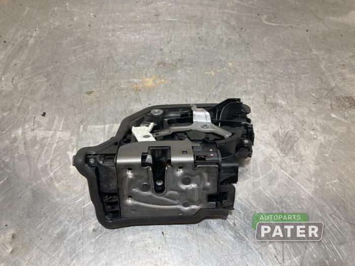 Deurslot Mechaniek 4Deurs links-achter van een BMW X1 (F48) sDrive 20d 2.0 16V 2017