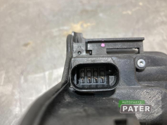 Deurslot Mechaniek 4Deurs links-achter van een BMW X1 (F48) sDrive 20d 2.0 16V 2017