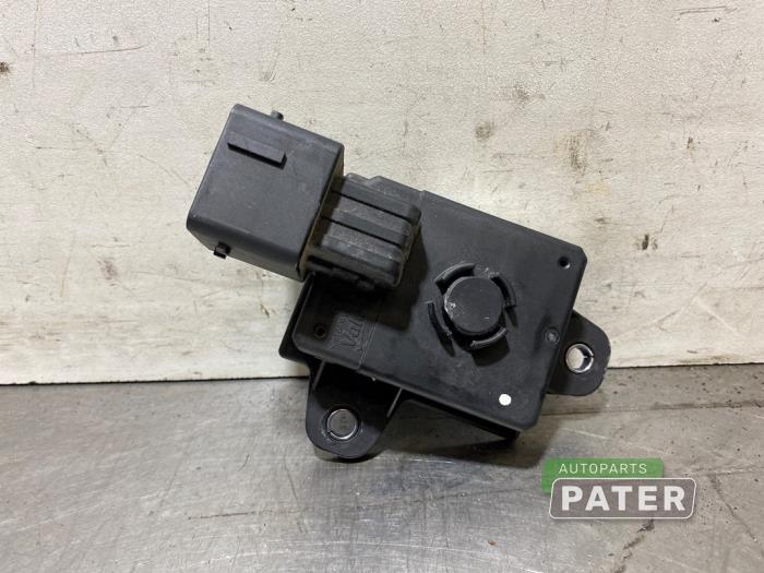 Gebruikte Koelvin module Peugeot 2008 (CU) 1.2 Vti 12V PureTech 82 Prijs € 26,25 Margeregeling aangeboden door Autoparts Pater