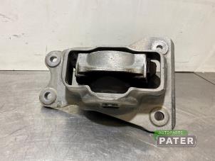 Gebruikte Versnellingsbak Steun Volvo V60 II (ZW) 2.0 T6 16V Twin Engine Prijs € 26,25 Margeregeling aangeboden door Autoparts Pater