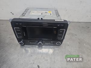 Gebruikte Radio CD Speler Volkswagen Passat Variant (3C5) 1.6 TDI 16V Bluemotion Prijs € 78,75 Margeregeling aangeboden door Autoparts Pater